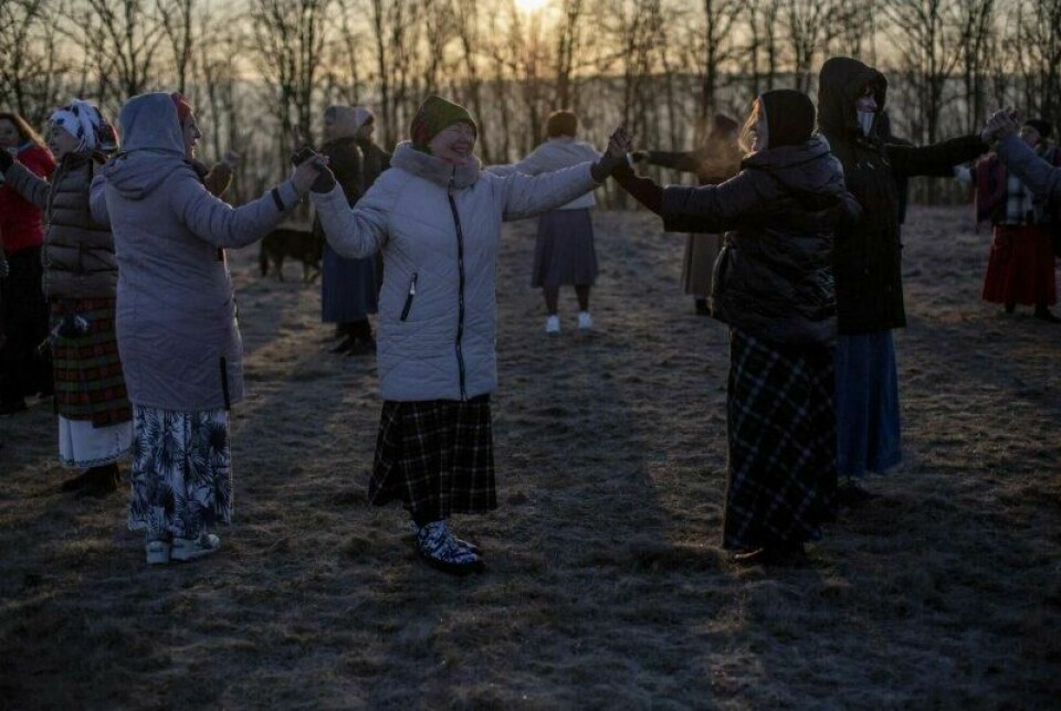 Ukrainske kvinner i Vinnytsia-fylket feiret sist uke den tradisjonsrike ukrainske vårsolverv-festen med sang og dans. Etter en lang vinter har temperaturen igjen nådd godt over null de fleste steder i landet.