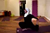 En saudi-kvinne praktiserer yoga i byen Jeddah 7. september. Yoga var i flere tiår forbudt i Saudi-Arabia, men kronprinsens forsiktige reformer har lettet noe på de erkekonservative religiøse reglene i landet. NTB Scanpix/AFP.
