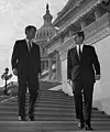 Sentor Edward Kennedy (til høyre) forlater kongressbygningen på Capitol sammen med sin yngre bror, Robert Kennedy, høsten 1965. Foto: Henry Griffin / AP