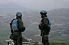 Soldater i FNs fredsbevarende styrke i Sør-Libanon (Unifil) på grensa til Israel. Foto: AP / NTB
