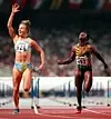 Ludmila Engquist tar gull på 100 meter hekk under VM i 1997. Foto: Doug Mills / AP