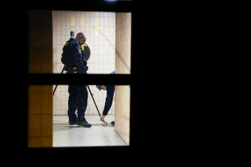 Politiet jobber på stedet etter at en person ble skutt i en leilighet i Södertälje. Ifølge flere svenske medier er det snakk om avdøde Salwan Momika.