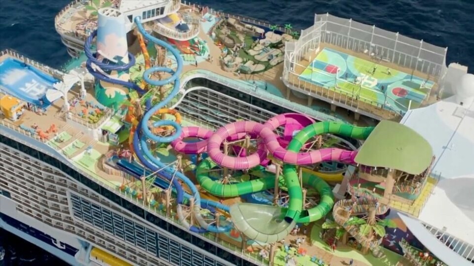 Cruiseskip kan ha et ekstremt forbruk av ferskvann - til alt fra enorme basseng- og sklieområder som her på verdens største cruiseskip Icon of the Seas til matlaging og rengjøring. Cruiseskip kan ha et ekstremt forbruk av ferskvann - til alt fra enorme basseng- og sklieområder som her på verdens største cruiseskip Icon of the Seas til matlaging og rengjøring. Foto: Royal Caribbean International