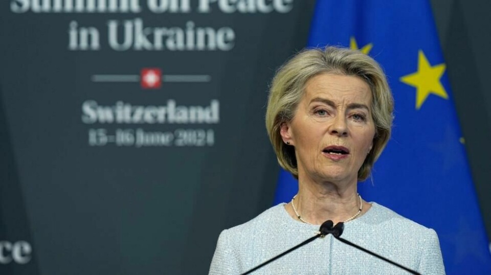 EU-kommisjonens leder Ursula von der Leyen konstaterer at det kan ta tid å komme fram til en fredsavtale i Ukraina. Foto: Laurent Cipriani / AP / NTB