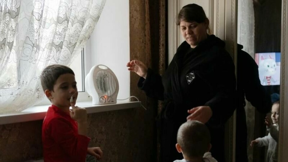 Veronica Ostapa og barna Marius (7) og Daniel (4) har samlet seg ved de elektriske ovnene på soverommet i byen Varnita i Transnistria. To dager i forveien skrudde Russland av forsyningene av gass.