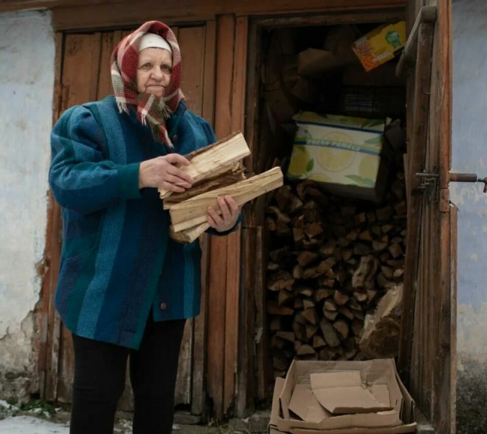 Den ukrainske flyktningen Valentina Bandarchuk i byen Edinet er blant de som bruker ved til å fyre opp leiligheten sin. Nå må store deler av vertsbefolkningen i Moldova også gjøre det samme. Den ukrainske flyktningen Valentina Bandarchuk i byen Edinet er blant de som bruker ved til å fyre opp leiligheten sin. Nå må store deler av vertsbefolkningen i Moldova også gjøre det samme. Foto: Espen Røst, Panorama