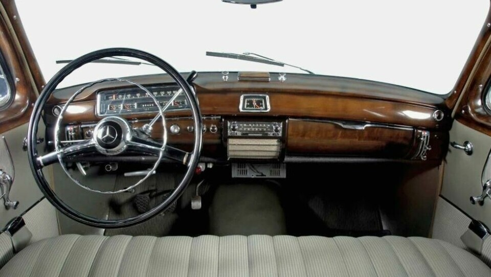 NYDELIG: Førermiljø og dashbord i en Mercedes-Benz 220 S fra 1958 kan bare få betegnelsen vakkert! Foto: DaimlerAG NYDELIG: Førermiljø og dashbord i en Mercedes-Benz 220 S fra 1958 kan bare få betegnelsen vakkert! Foto: DaimlerAG