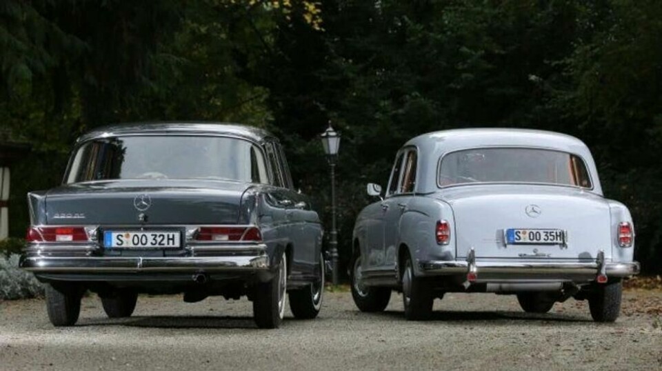 AVLØSER: 1958-modellen til høyre, ble i 1959 avløst av et helt nytt karosseri med forsiktige halefinner. Foto: © Daimler AG AVLØSER: 1958-modellen til høyre, ble i 1959 avløst av et helt nytt karosseri med forsiktige halefinner. Foto: © Daimler AG