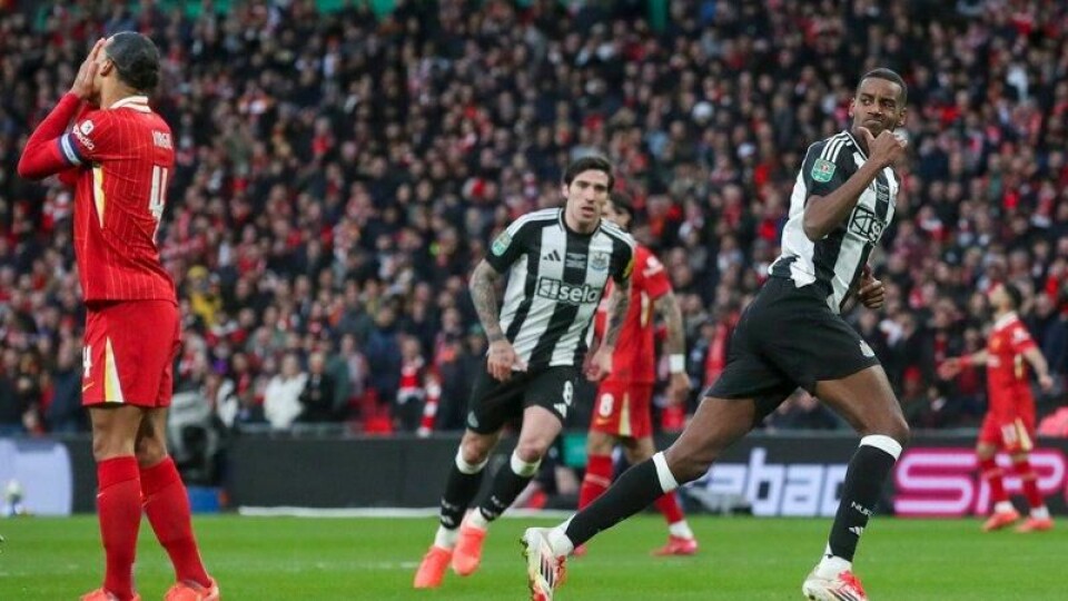 Newcastles Alexander Isak scoret i ligacupfinalen mot Liverpool.