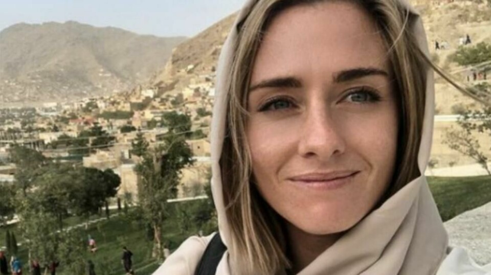 Journalisten Charlotte Bellis er strandet i Afghanistan fordi hjemlandet New Zealand ikke slipper henne inn. Nå har hun fått hjelp av Taliban.
