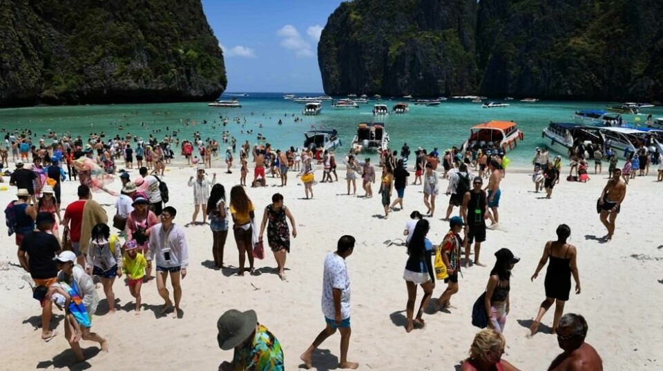 Flommen av turister til populære Maya Bay ved Phi-Phi-øyene i Thailand førte til total nedstegning i 2018.