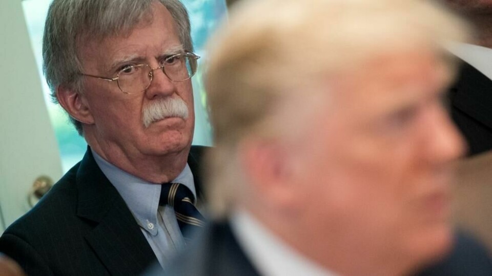 USAs tidligere president Donald Trump overlevde selv coronasykdom etter sykehusinnleggelse der han både fikk oksygenstilførsel og behandling med flere ulike medikamenter. Ifølge en ny bok skal han i et møte ha uttalt: – Forhåpentligvis tar coronaen John.