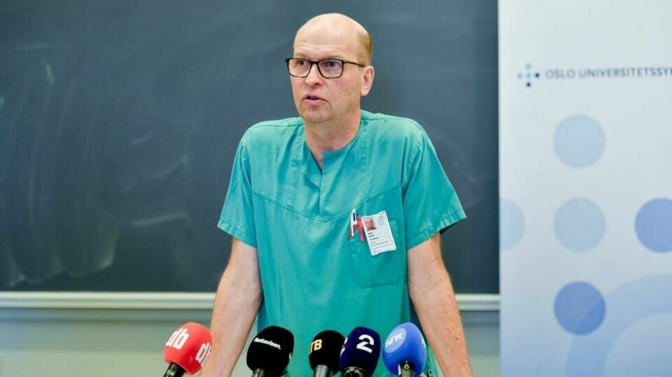 Kongens livlege Bjørn Bendz møtte pressen på Rikshospitalet etter at kong Harald fikk operert inn en permanent pacemaker.