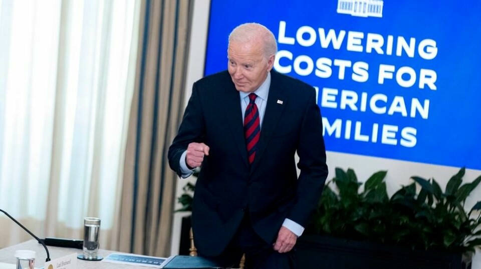 President Joe Biden pumper med neven idet han deltar i et møte i Det hvite hus i Washington, tirsdag 5. mars 2024.