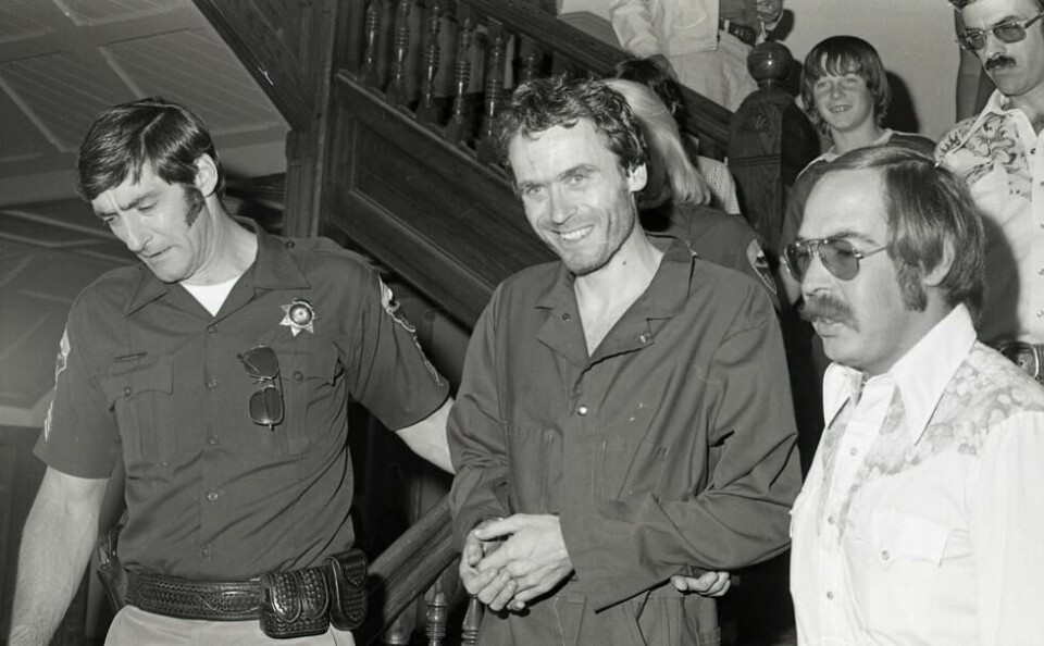 Bundy blir fraktet til rettsalen i 1977, samme året som han rømte to ganger. Bundy blir fraktet til rettsalen i 1977, samme året som han rømte to ganger. Foto: Glenwood Springs Post / AP