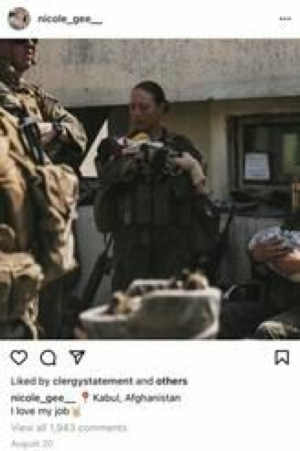 20. august delte Gee dette bildet av seg selv med et afghansk barn i armene på sin Instagram-konto. 20. august delte Gee dette bildet av seg selv med et afghansk barn i armene på sin Instagram-konto. Foto: Sgt. Isaiah Campbell/U.S. Marine Corps/NTB