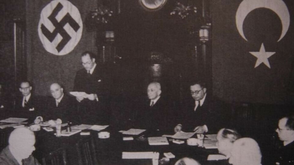 18. juni 1941 undertegnet den tyske ambassadøren i Ankara, Franz von Papen (som ble dømt under Nüremberg-rettssakene etter krigen), og Tyrkias utenriksminister Şükrü Saracoğlu en vennskapsavtale i Ankara. Den varte til 23. februar 1945 da Tyrkia erklærte krig.