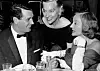 Hollywood-stjernene Rock Hudson, Gloria Swanson og Tallulah Bankhead i lystig lag på fest i forbindelse med en filmpremiere i 1959. Foto: AP