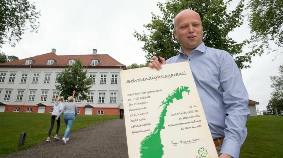 TVANGSSAMMENSLÅING: Etter at H, Venstre, KrF og Frp vedtok å tvangssammenslå kommuner og fylker, åpnet Trygve Slagsvold Vedum Senterpartiets valgkamp i 2019 ved Eidsvollbygningen med en selvstendighetsgaranti mot tvangssammenslåing. Nå jubler han over ABC Nyheters meningsmåling om oppløsning av storfylker
