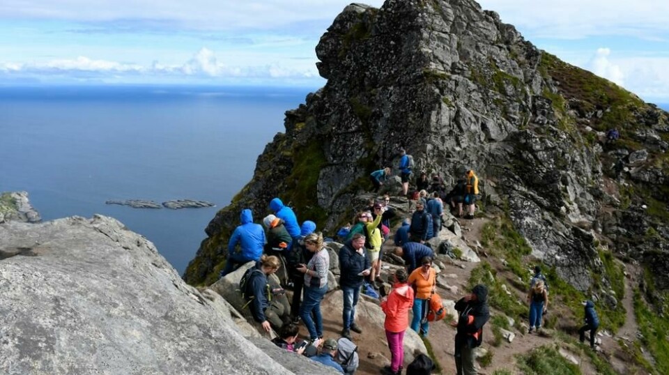 I sommersesongen hender det at flere hundre turister tar turen opp sherpatrappa til Reinebringen i Lofoten. Om vinteren er turen opp mye mer krevende. Foto: Rune Stoltz Bertinussen / NTB