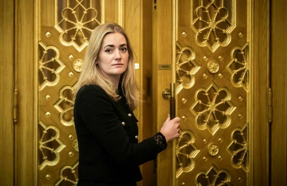 Justisminister Emilie Enger Mehl (Sp) hever kravet til hvor mye man må ha i inntekt for å hente familie til Norge.