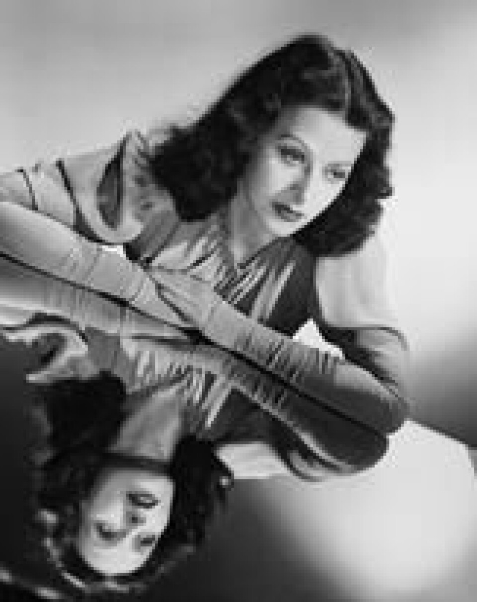Hedy Lamarr, som var innbitt motstander av nasjonalsosialismen, utviklet en i 1942 patentert radiofjernstyring for torpedoer. Foto: DoctorMacro Hedy Lamarr, som var innbitt motstander av nasjonalsosialismen, utviklet en i 1942 patentert radiofjernstyring for torpedoer. Foto: DoctorMacro