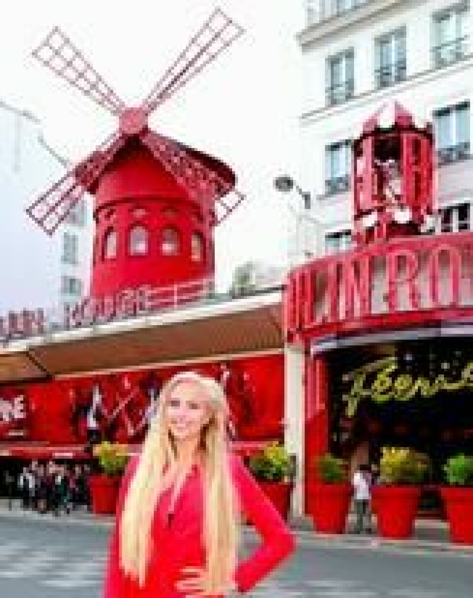 Martine utenfor sin arbeidsplass i Paris; Moulin Rouge. Foto: J.Habas/Moulin Rouge Martine utenfor sin arbeidsplass i Paris; Moulin Rouge. Foto: J.Habas/Moulin Rouge