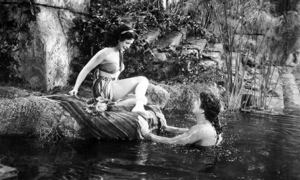 Hedy Lamarr med motspiller Victor Mature i storfilmen «Samson and Delilah» (1949) som skulle bli hennes største suksess. Foto: AP Hedy Lamarr med motspiller Victor Mature i storfilmen «Samson and Delilah» (1949) som skulle bli hennes største suksess. Foto: AP
