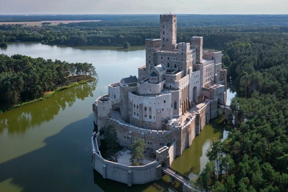 Stobnica Castle er et 70 meter høyt eventyrslott plassert i en innsjø i Vest-Polen. Siden det ble kjent for omverdenen i 2018, har slottet vært gjenstand for spekulasjoner og kontroverser. Stobnica Castle er et 70 meter høyt eventyrslott plassert i en innsjø i Vest-Polen. Siden det ble kjent for omverdenen i 2018, har slottet vært gjenstand for spekulasjoner og kontroverser. Foto: Patryk Kosmider / Shutterstock / NTB