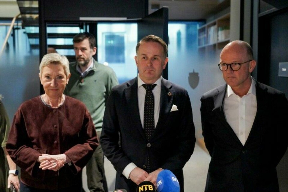 LO-leder Peggy Hessen Følsvik, riksmekler Mats Ruland og NHO-direktør Ole Erik Almlid møtte pressen mandag formiddag før meklingen startet. Nå har LO og NHO kommet til enighet.