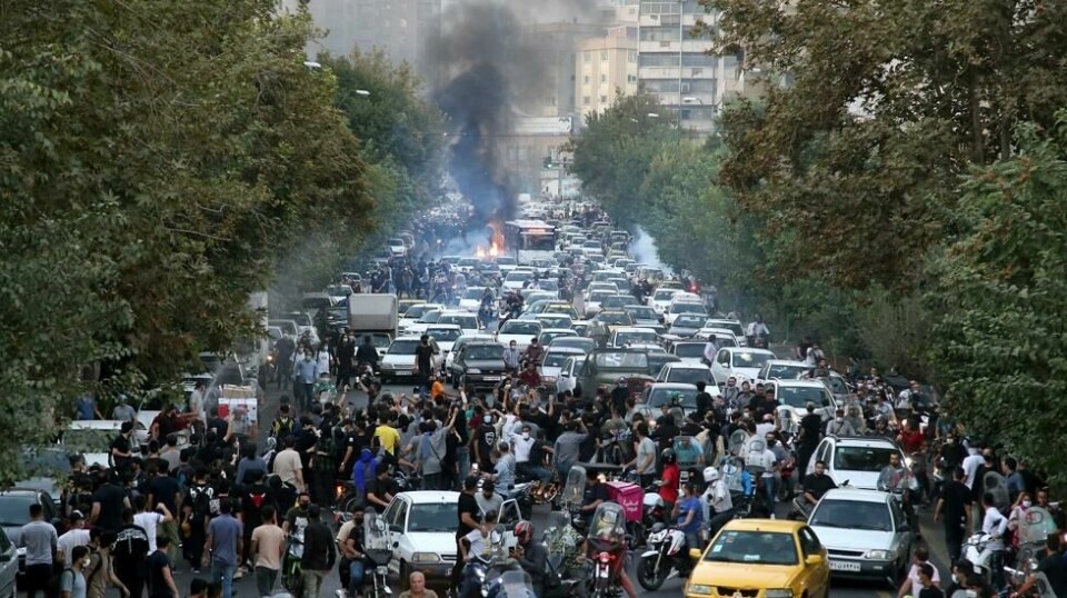Flere er døde og enda flere arrestert etter de mange demonstrasjonene og opptøyene i Iran den siste tiden. Nå vil lovgiverne ta grep og avskrekke demonstrantene.