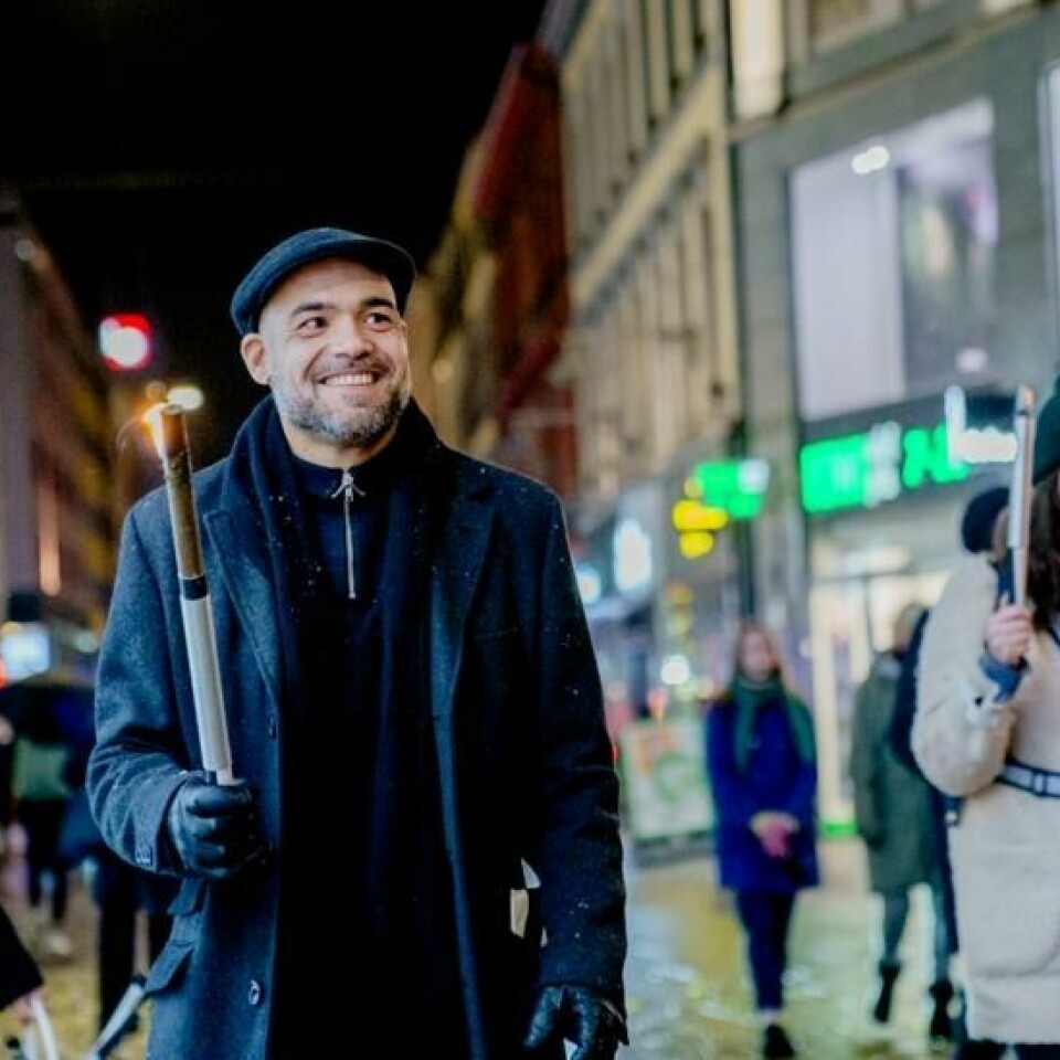 Hatem Ben Mansour går av som daglig leder for Antirasistisk Senter. Her er han fotografert under fakkeltogmarkering av 85-årsdagen for Krystallnatten i november 2023. Foto: Stian Lysberg Solum / NTB