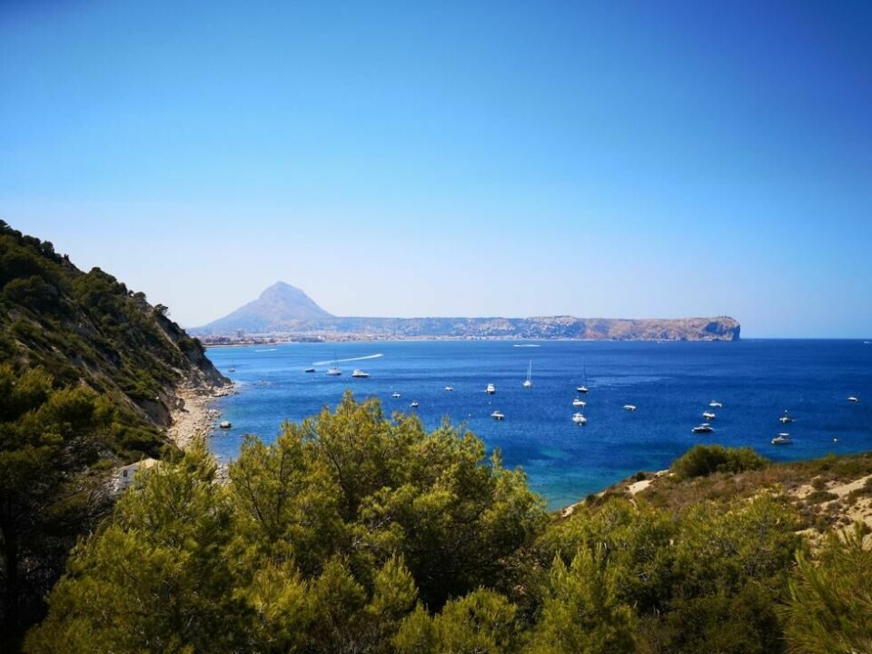 Utsikten fra en av Javeas mange gåturer. Bukten til Javea er populær blant seilbåter og yachter, og i bakgrunnen ser man Montgo og Cap de Sant Antoni Utsikten fra en av Javeas mange gåturer. Bukten til Javea er populær blant seilbåter og yachter, og i bakgrunnen ser man Montgo og Cap de Sant Antoni