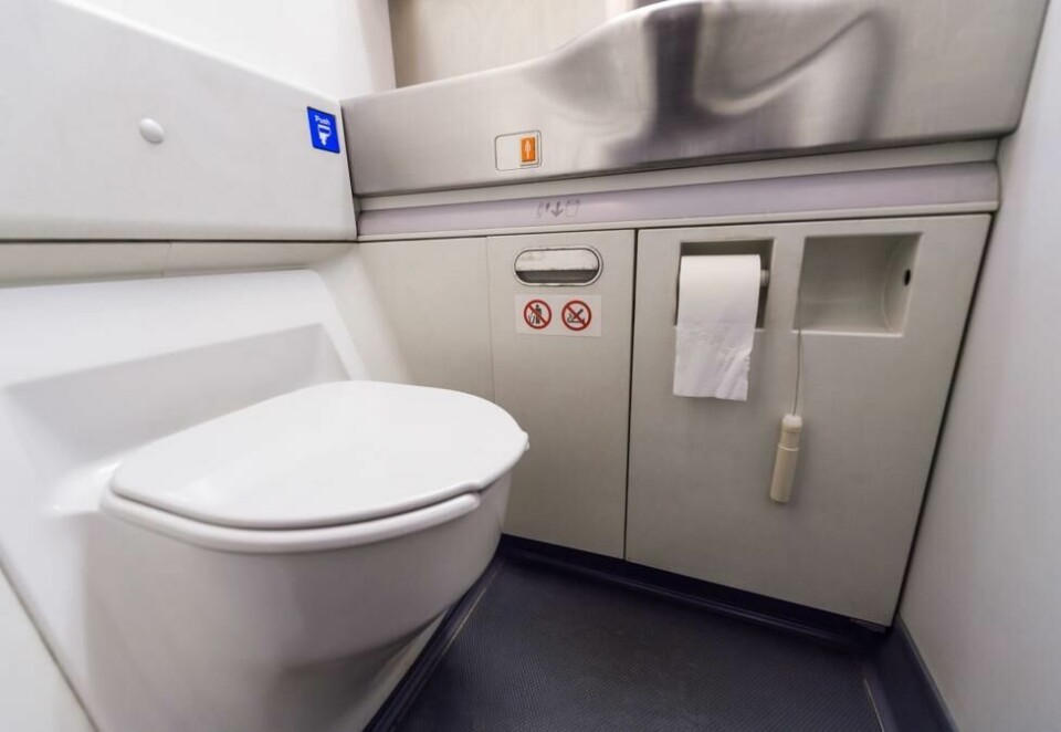 Flyvertinner hevder at menns urin kan sprute ned dopapiret om bord på fly. De mener at tørkepapir er tryggere og mer hygienisk. Flyvertinner hevder at menns urin kan sprute ned dopapiret om bord på fly. De mener at tørkepapir er tryggere og mer hygienisk. Foto: Tratong / Shutterstock / NTB