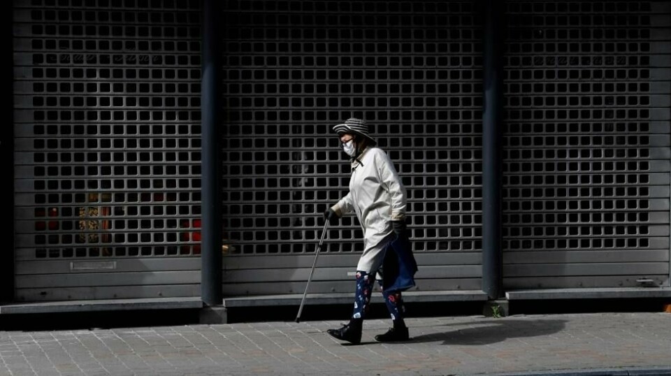 En kvinne med ansiktsmaske i Namur i Belgia 11. mai 2020. Landets første smitteoffer har vist seg å ikke ha antistoffer mot covid-19. NTB Scanpix/AFP.