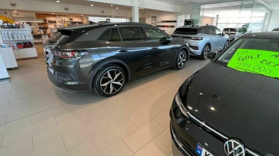 Importøren av Volkswagen kuttet ut alle ikke-elektriske personbiler fra 1. januar i år. Men nå vurderer de å reversere dette.