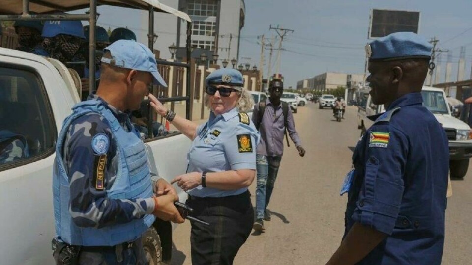 Når UNMISS-leder Christine Fossen forflytter seg rundt i Juba, blir hun passet på av seks bevæpnede politifolk.