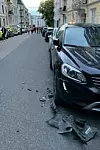 Politiet i Oslo har rykket ut med flere patruljer etter at en bil har kjørt inn i rundt 20 biler samt flere bygninger på Frogner. En person er skadd. Foto: Privat / NTB scanpix