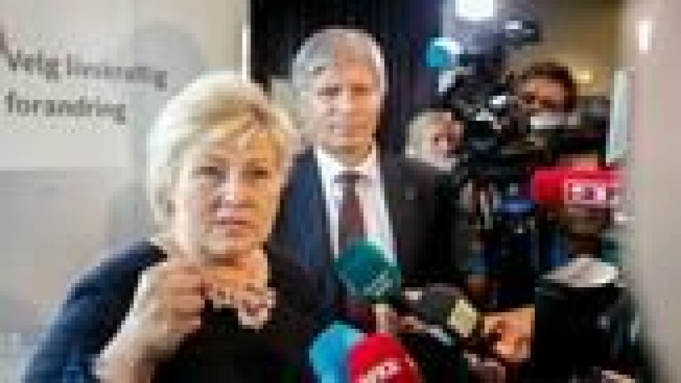 INDUSTRIEVENTYR: Statsminister Erna Solberg (H) og klima- og miljøminister Ola Elvestuen understreker at utviklingen av flytende havvind ikke bare er et klimatiltak av global betydning, men kan gi norsk industri med erfaring fra oljebransjen nye markeder. Her fra pressekonferansen der Enovas støtte ble kunngjort. nakker med pressen om Enova sitt vindprosje INDUSTRIEVENTYR: Statsminister Erna Solberg (H) og klima- og miljøminister Ola Elvestuen understreker at utviklingen av flytende havvind ikke bare er et klimatiltak av global betydning, men kan gi norsk industri med erfaring fra oljebransjen nye markeder. Her fra pressekonferansen der Enovas støtte ble kunngjort. nakker med pressen om Enova sitt vindprosje Foto: Vidar Ruud / NTB scanpix