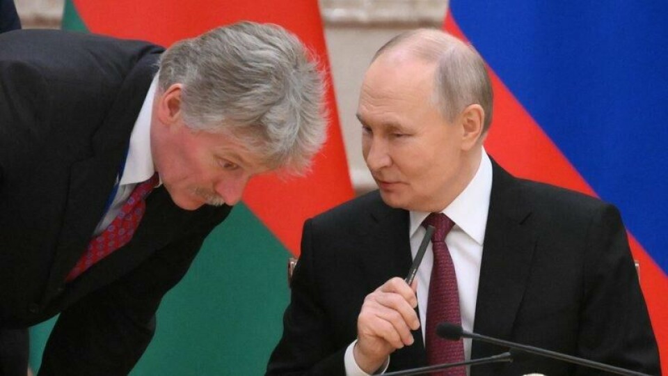 Kreml-talsmann Dmitrij Peskov sammen med Russlands president Vladimir Putin på et tidligere tidspunkt.