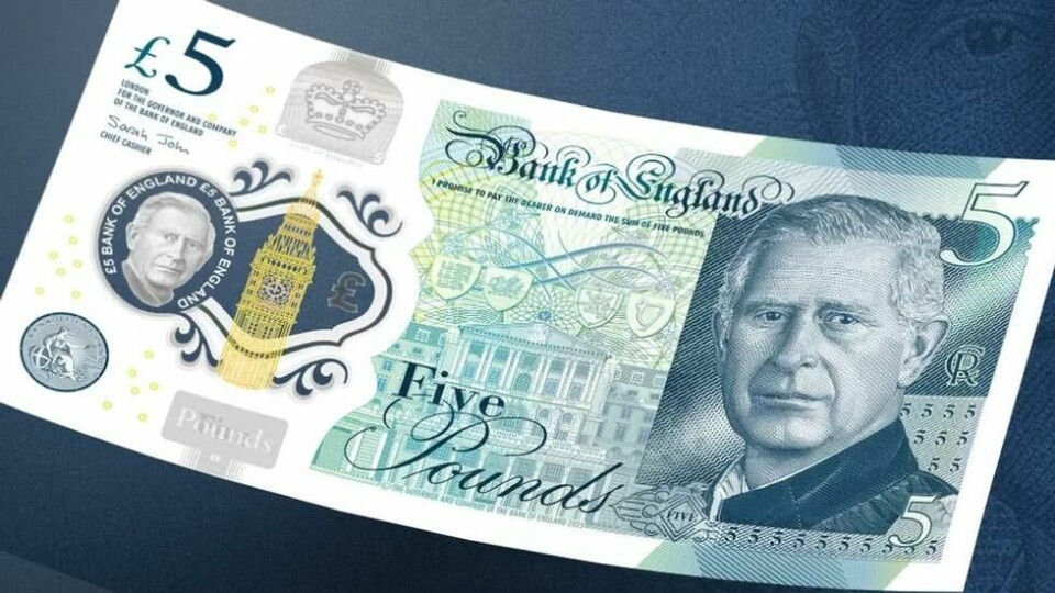 ....men hjemme i Storbritannia er Kong Charles III trygt plassert med hele to portretter på de nye 5-pundsedlene. ....men hjemme i Storbritannia er Kong Charles III trygt plassert med hele to portretter på de nye 5-pundsedlene. Foto: Bank of England