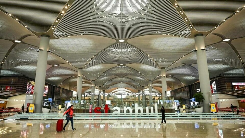 Passasjerer går i den nye hallen på Istanbul lufthavn den første dagen etter flyttingen fra Ataturk internasjonale lufthavn 6. april 2019 i Istanbul. Passasjerer går i den nye hallen på Istanbul lufthavn den første dagen etter flyttingen fra Ataturk internasjonale lufthavn 6. april 2019 i Istanbul. Foto: Ozan Kose / AFP / NTB