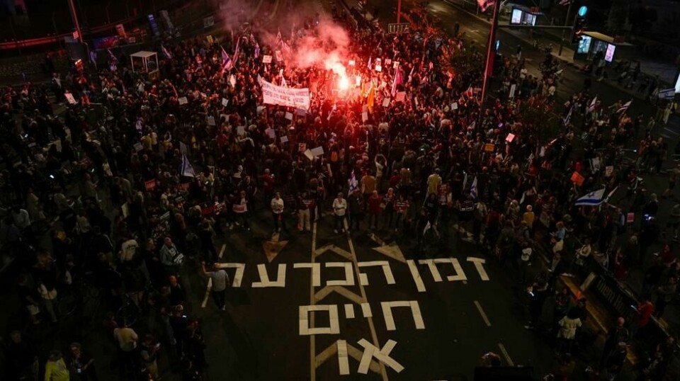 Det var nye, store demonstrasjoner i Tel Aviv mandag med krav om at den israelske regjeringen må gjøre mer for å få frigitt gislene på Gazastripen.