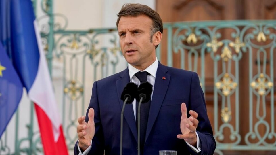 Frankrikes president Emmanuel Macronsier videre at han vil kalle inn til nytt parlamentsvalg fra og med 20. juni. Arkivfoto: Ebrahim Noroozi / AP / NTB