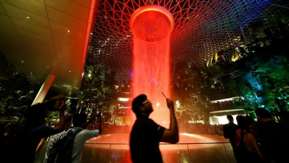 Den 40 meter høye Rain Vortex, som er verdens høyeste innendørs foss, sees fra innsiden av Jewel Changi Airport i Singapore, 11. april 2019. Den 40 meter høye Rain Vortex, som er verdens høyeste innendørs foss, sees fra innsiden av Jewel Changi Airport i Singapore, 11. april 2019. Foto: Feline Lim / Reuters / NTB