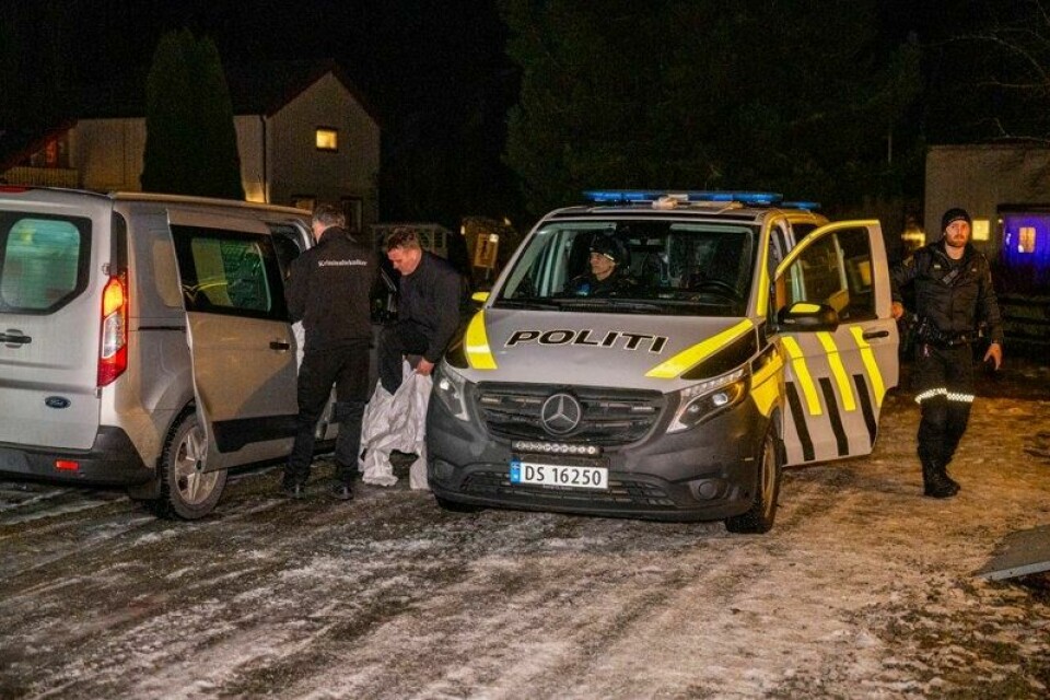 Krimteknikere utenfor boligen i Hegra i Stjørdal i Trøndelag der Linea Bjørnnes ble funnet livløs i fjor.