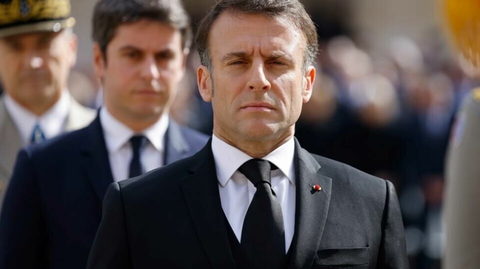 Frankrikes statsminister Gabriel Attal står bak president Emmanuel Macron under en seremoni til minne om Philippe de Gaulle i Paris tidligere i uka.