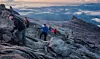 En gruppe på vei opp til toppen av Mount Kinabalu. Foto: Bjørn Moholdt