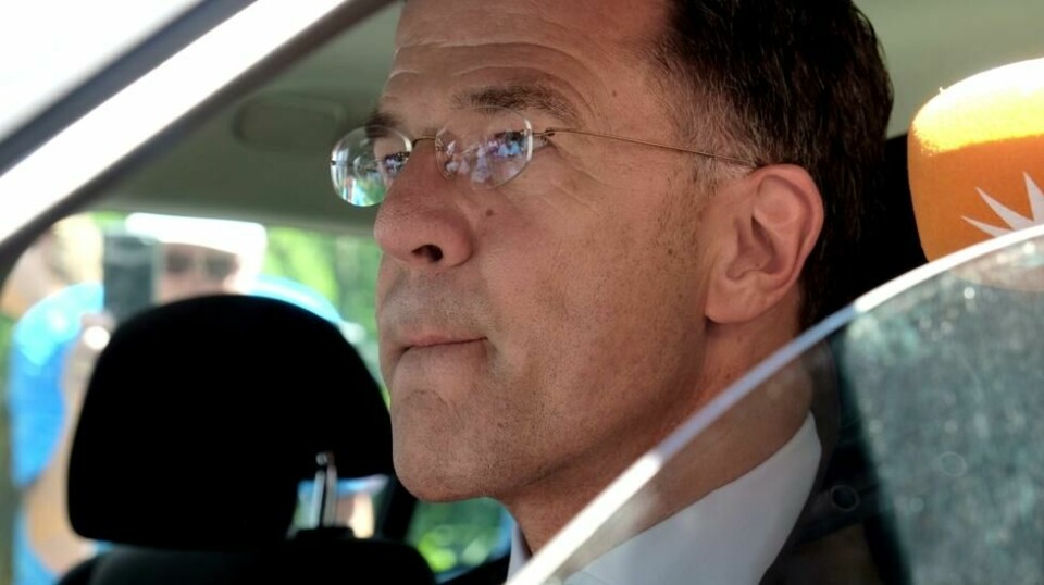 Nederlands statsminister Mark Rutte kjører bilen sin etter å ha hatt møte med kong Willem-Alexander i Haag lørdag. Fredag gikk Ruttes koalisjonsregjering av.