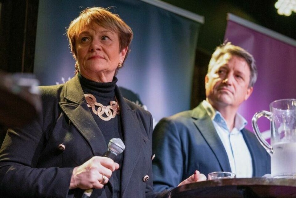 Kate Hansen Bundt, generalsekretær i DNAK, og Robin Allers ved Institutt for forsvarsstudier under tysk valgvake i Oslo søndag kveld.